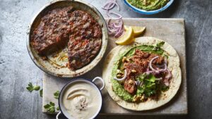 Tepsi kebap with spinach yoghurt